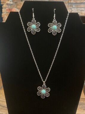 Silver Flower Pendant Necklace & Earrings Set with Turquoise Accent B35